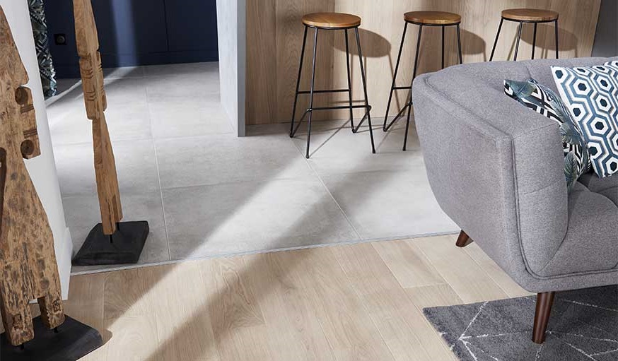 Associer parquet et carrelage : nos conseils pour une pièce ouverte harmonieuse