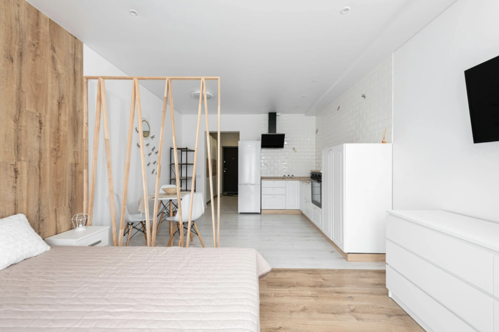 Le parquet blanc apporte lumière et élégance, mais convient-il à tous les intérieurs ? Découvrez ses avantages, inconvénients et pour quel style il est fait.